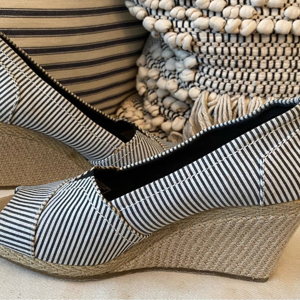 Bobs Open Toed Wedge - Picture 6 of 8